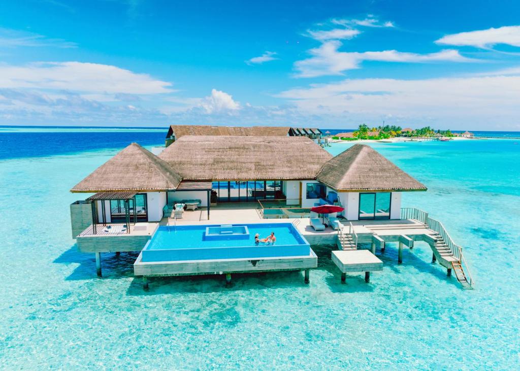 NOOE Maldives Kunaavashi - piscina infinita, vila sobre a água no resort de luxo nas Ilhas Maldivas