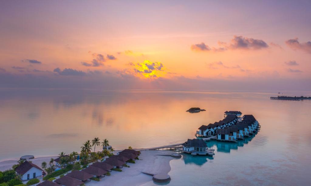 NOOE Maldives Kunaavashi - pôr do sol, vilas sobre a água no resort de luxo nas Ilhas Maldivas