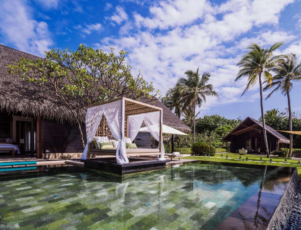 One and Only Reethi - piscina privativa, daybed luxuoso no resort de luxo nas Ilhas Maldivas