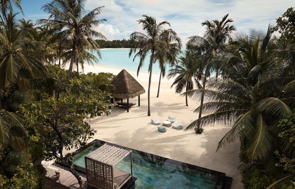 One and Only Reethi - piscina privativa, vegetação tropical no resort de luxo nas Ilhas Maldivas