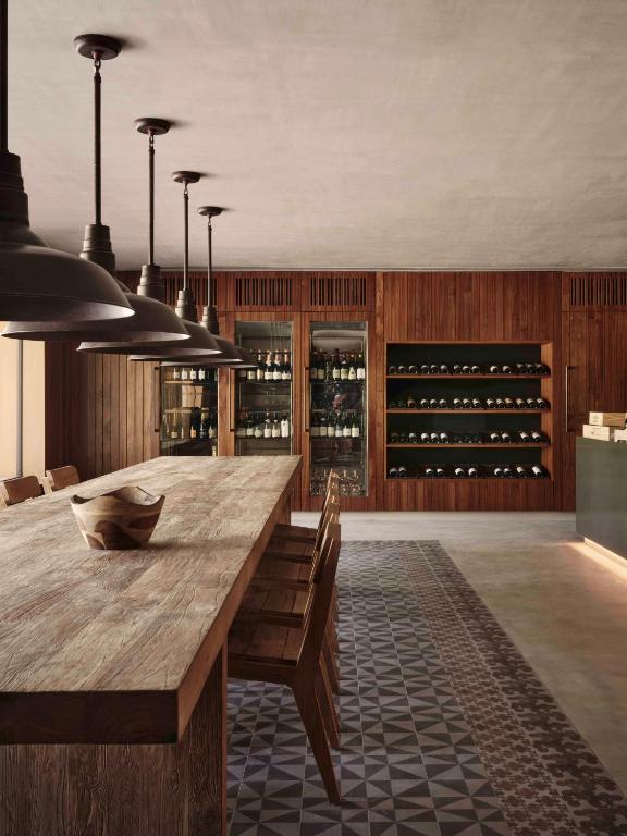 Patina Maldives - bar de vinhos, design moderno no resort de luxo nas Ilhas Maldivas