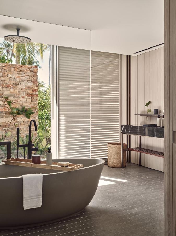 Patina Maldives - luxuoso, banheira independente no resort de luxo nas Ilhas Maldivas