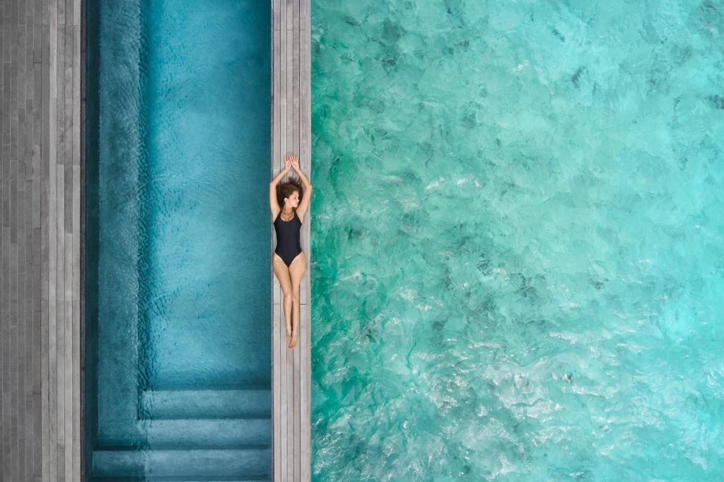 Patina Maldives - piscina infinita, oceano turquesa no resort de luxo nas Ilhas Maldivas