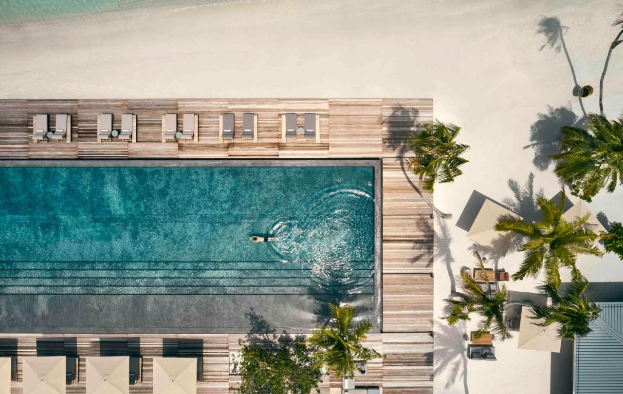 Patina Maldives - piscina infinita, tropical no resort de luxo nas Ilhas Maldivas