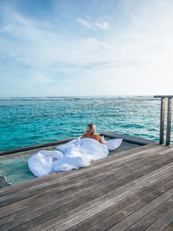 Radisson Blu Resort Maldives - águas turquesa, deck de madeira no resort de luxo nas Ilhas Maldivas