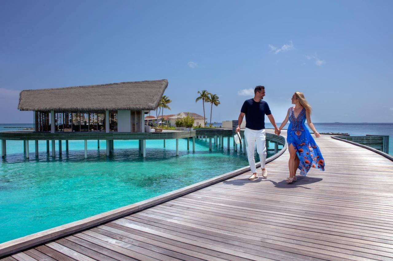 Radisson Blu Resort Maldives - casal, calçada no resort de luxo nas Ilhas Maldivas