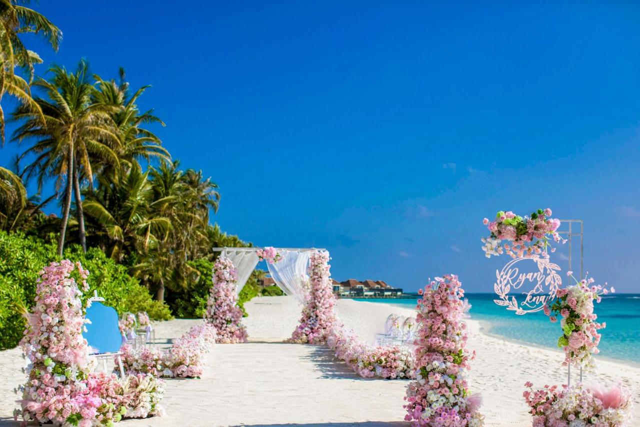 Radisson Blu Resort Maldives - configuração de casamento, arranjos florais no resort de luxo nas Ilhas Maldivas