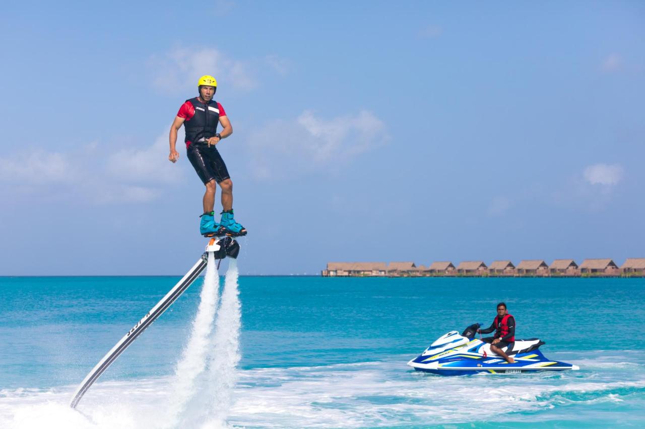 Radisson Blu Resort Maldives - flyboarding, jet ski no resort de luxo nas Ilhas Maldivas