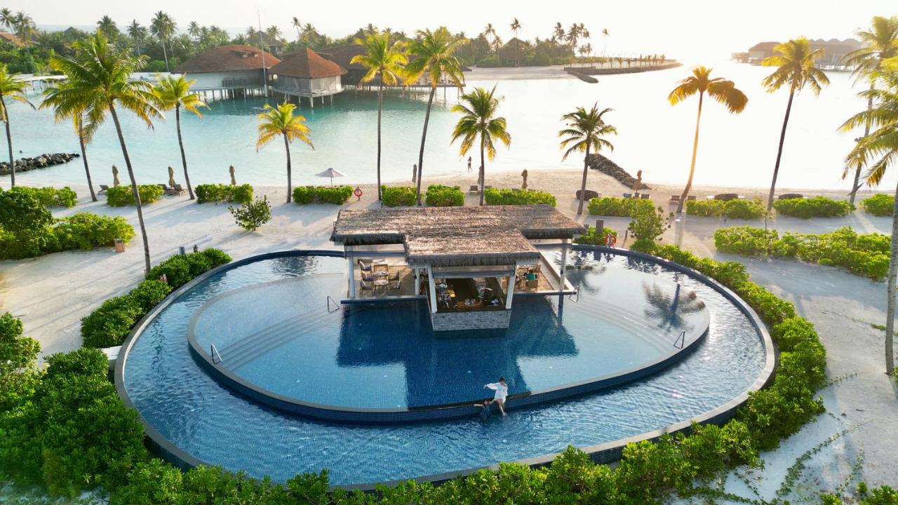 Radisson Blu Resort Maldives - piscina infinita, bar tropical no resort de luxo nas Ilhas Maldivas