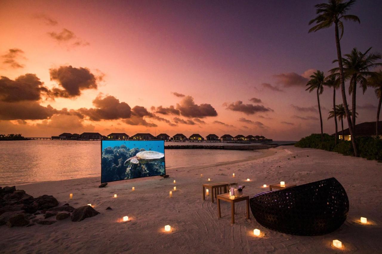 Radisson Blu Resort Maldives - pôr do sol, cinema ao ar livre no resort de luxo nas Ilhas Maldivas