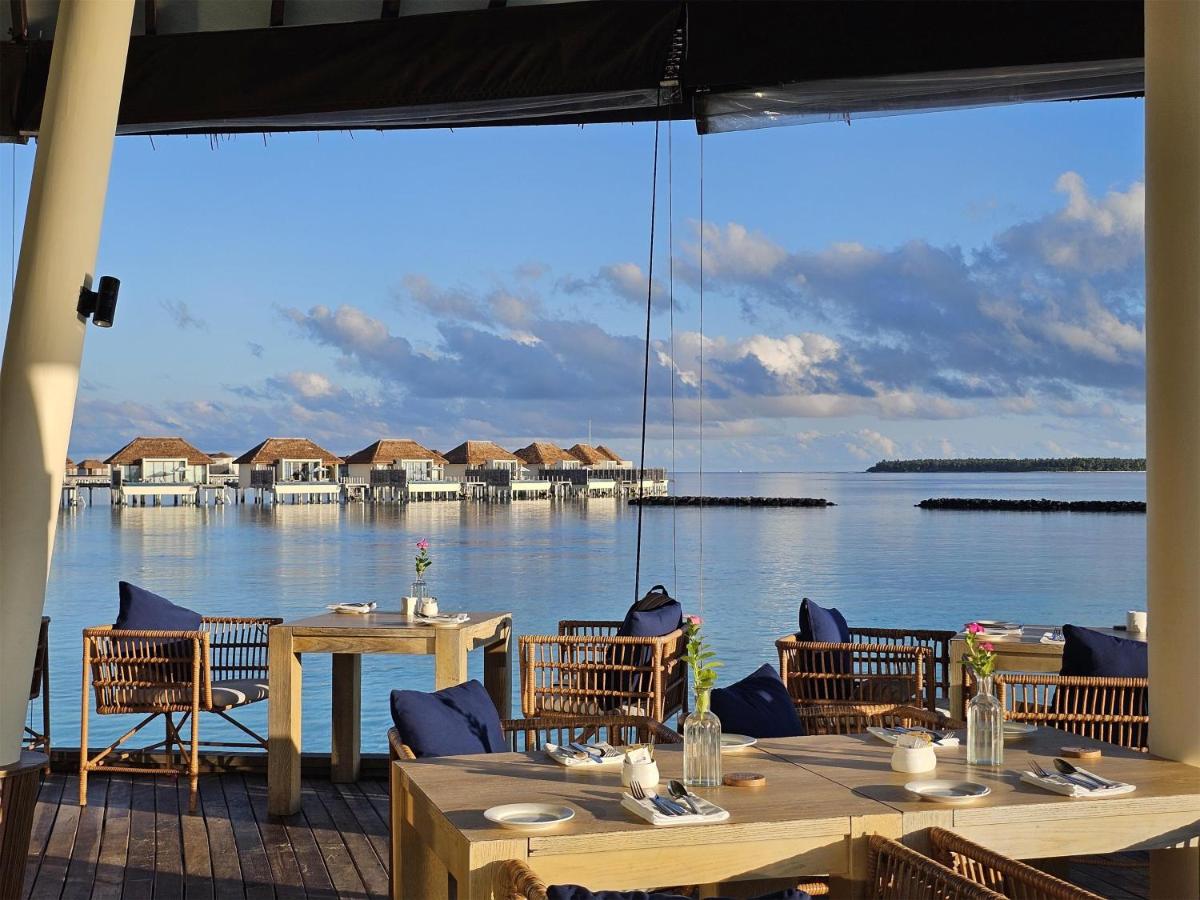 Radisson Blu Resort Maldives - villas sobre a água, mesas de madeira no resort de luxo nas Ilhas Maldivas