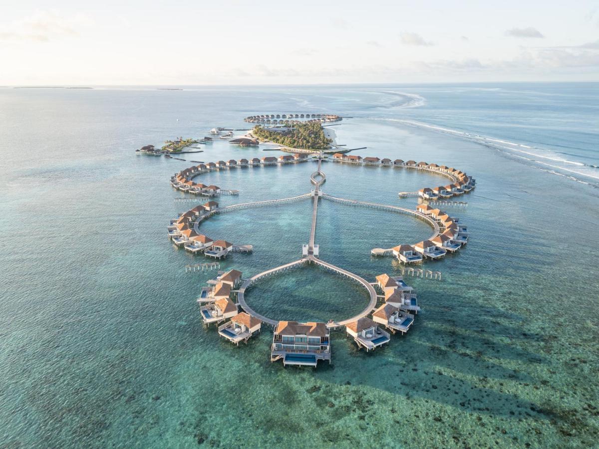 Radisson Blu Resort Maldives - vista aérea, vilas sobre a água no resort de luxo nas Ilhas Maldivas