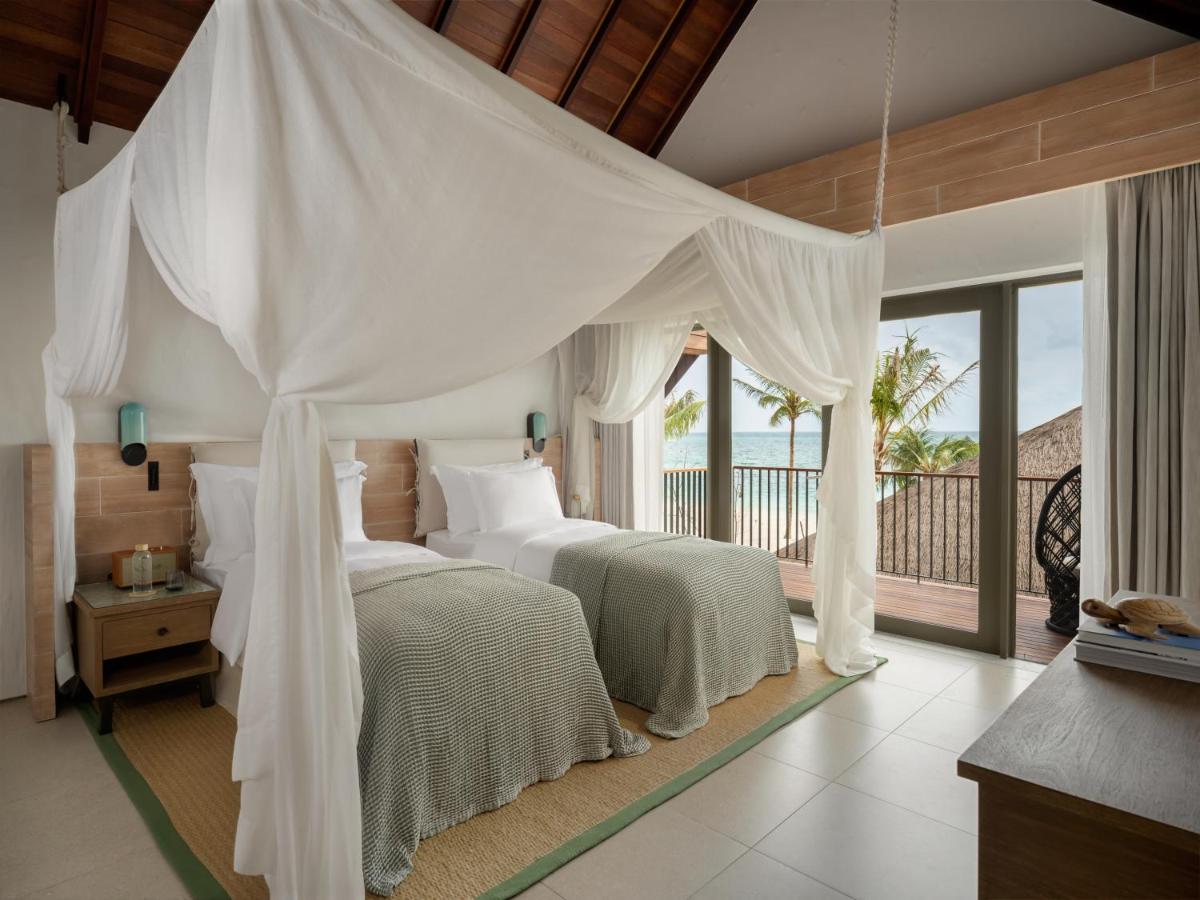 Six Senses Kanuhura - camas de solteiro, dossel no resort de luxo nas Ilhas Maldivas