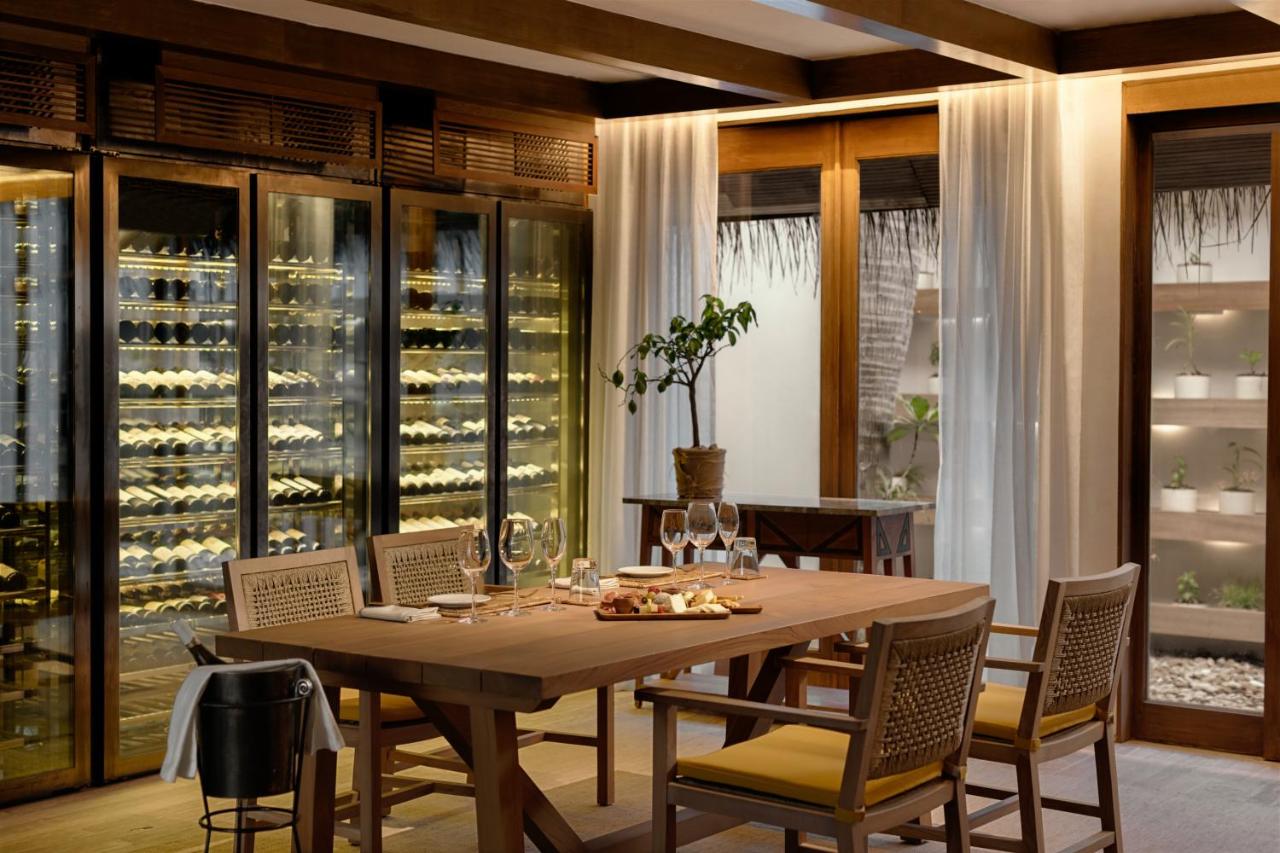 Six Senses Kanuhura - decoração elegante, adega de vinhos no resort de luxo nas Ilhas Maldivas