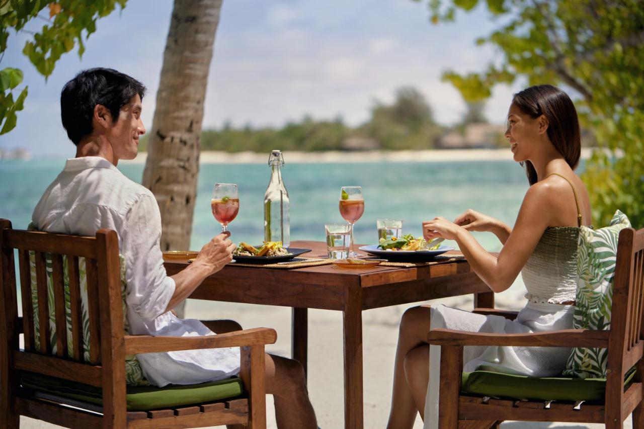 Six Senses Kanuhura - jantar ao ar livre, à beira-mar no resort de luxo nas Ilhas Maldivas