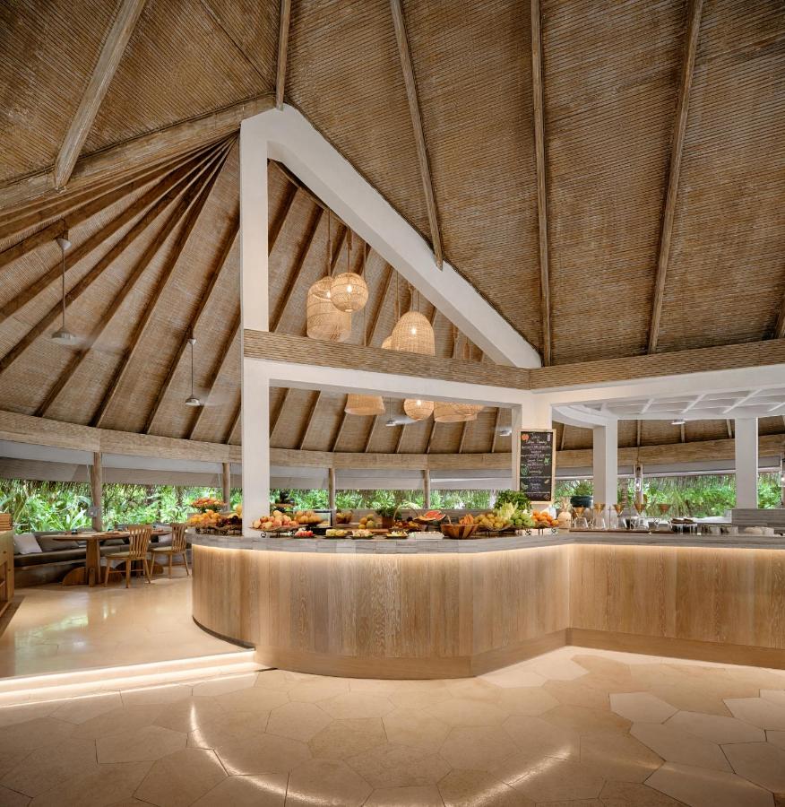 Six Senses Kanuhura - telhado de palha, bar de madeira no resort de luxo nas Ilhas Maldivas