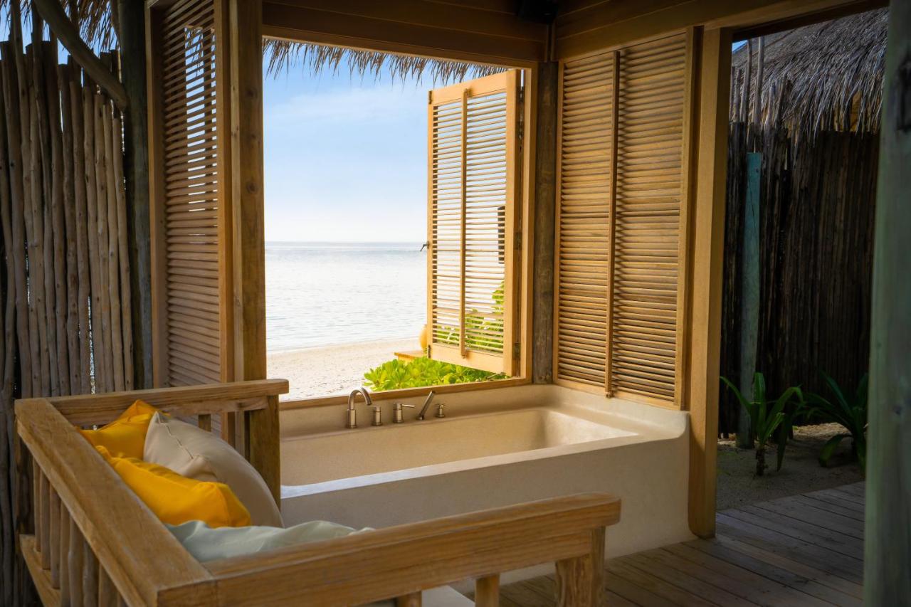 Six Senses Laamu - banho ao ar livre, luxuoso no resort de luxo nas Ilhas Maldivas