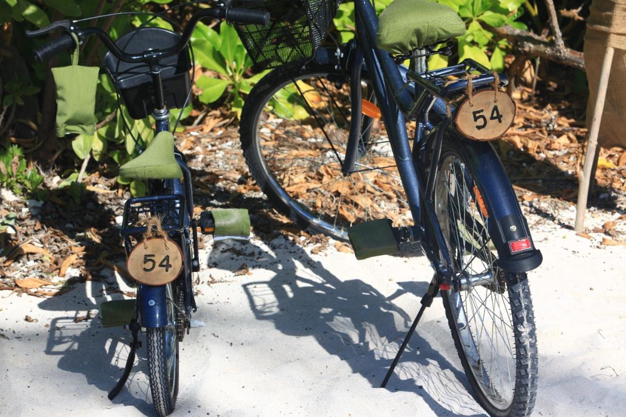 Six Senses Laamu - bicicletas, vegetação tropical no resort de luxo nas Ilhas Maldivas