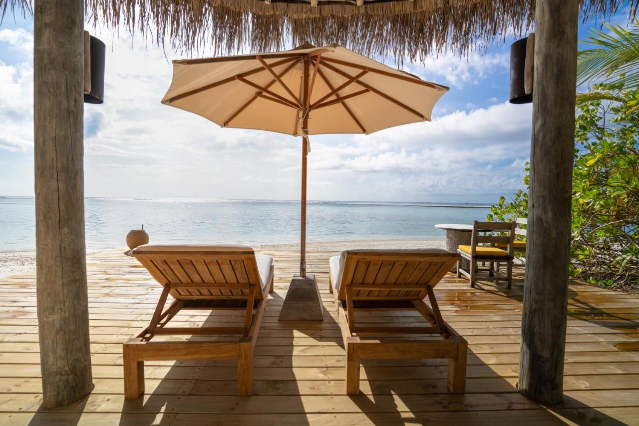 Six Senses Laamu - cadeiras de praia, guarda-sol no resort de luxo nas Ilhas Maldivas