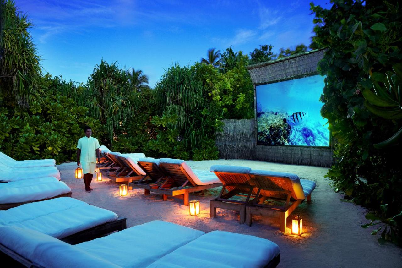 Six Senses Laamu - cinema ao ar livre, vegetação tropical no resort de luxo nas Ilhas Maldivas
