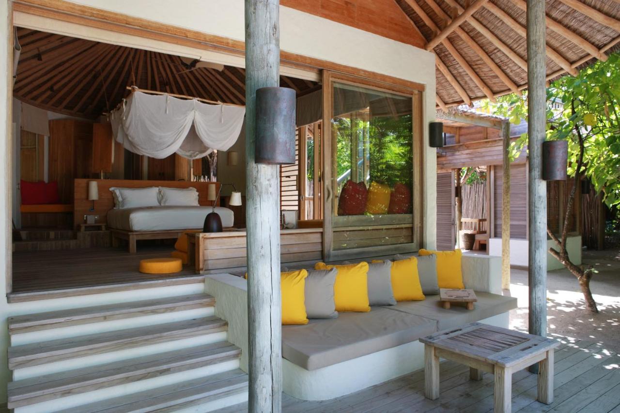 Six Senses Laamu - luxuoso, assentos ao ar livre no resort de luxo nas Ilhas Maldivas