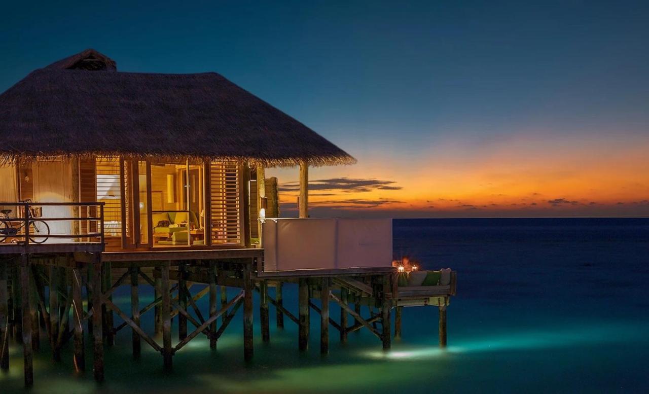 Six Senses Laamu - pôr do sol, sobre a água no resort de luxo nas Ilhas Maldivas