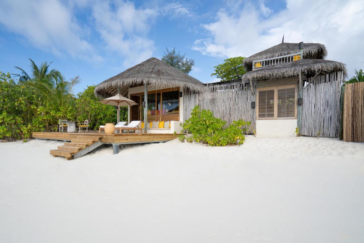 Six Senses Laamu - telhado de palha, deck de madeira no resort de luxo nas Ilhas Maldivas