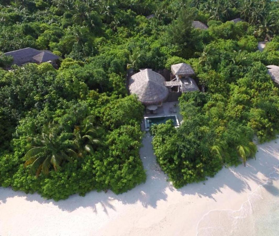 Six Senses Laamu - telhado de palha, vegetação exuberante no resort de luxo nas Ilhas Maldivas