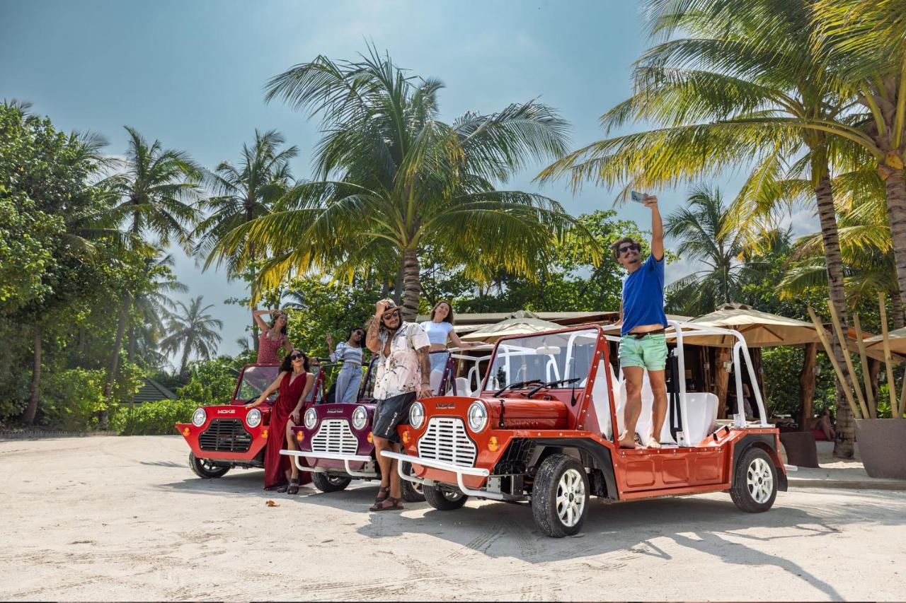 Siyam World Maldives - buggies de praia, diversão em grupo no resort de luxo nas Ilhas Maldivas