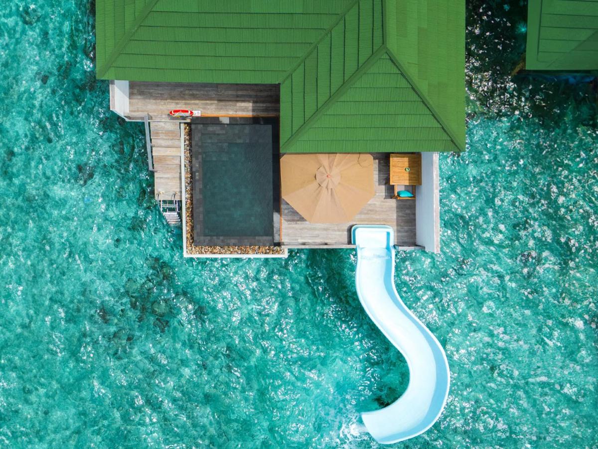 Siyam World Maldives - piscina privativa, toboágua no resort de luxo nas Ilhas Maldivas