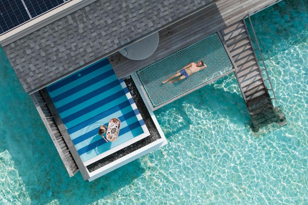 SO Maldives - piscina privativa, vila sobre a água no resort de luxo nas Ilhas Maldivas