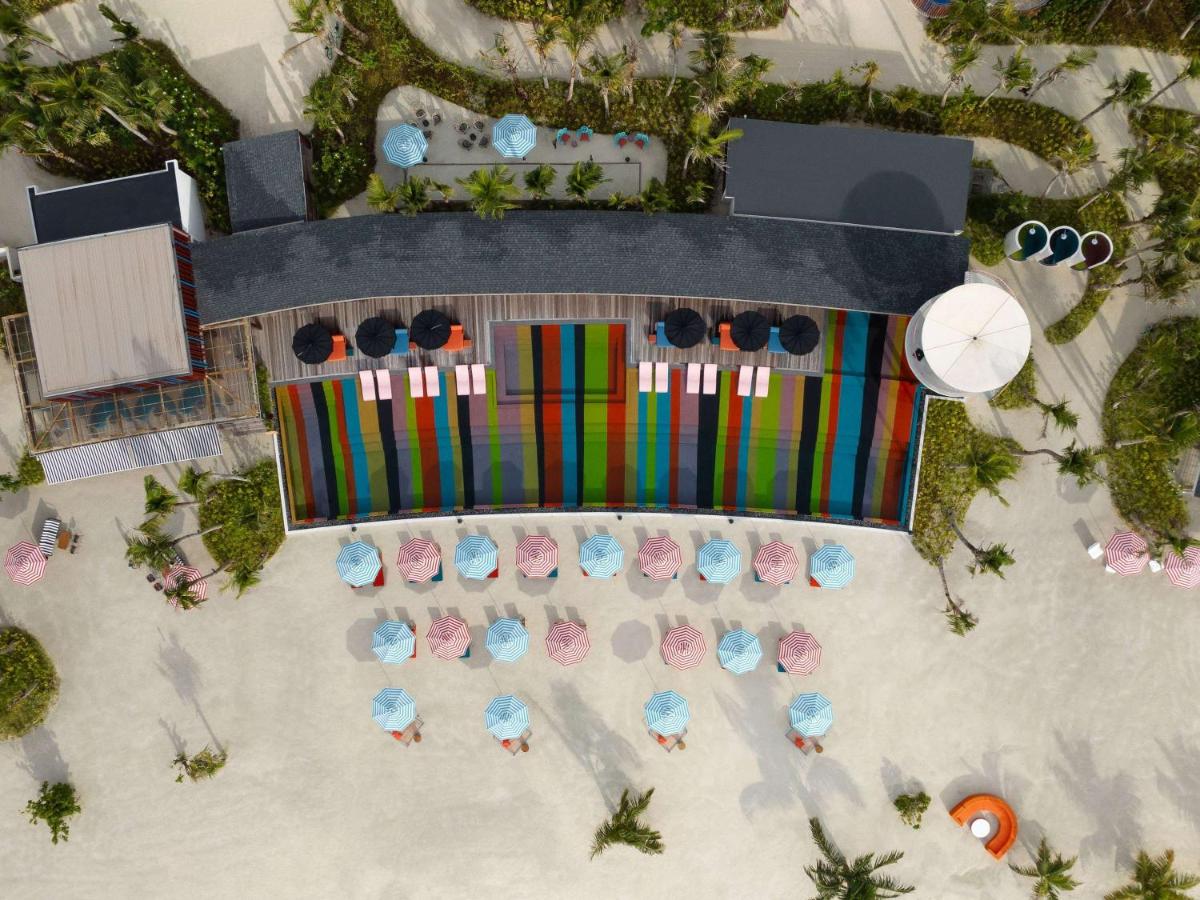 SO Maldives - praia, guarda-sóis coloridos no resort de luxo nas Ilhas Maldivas
