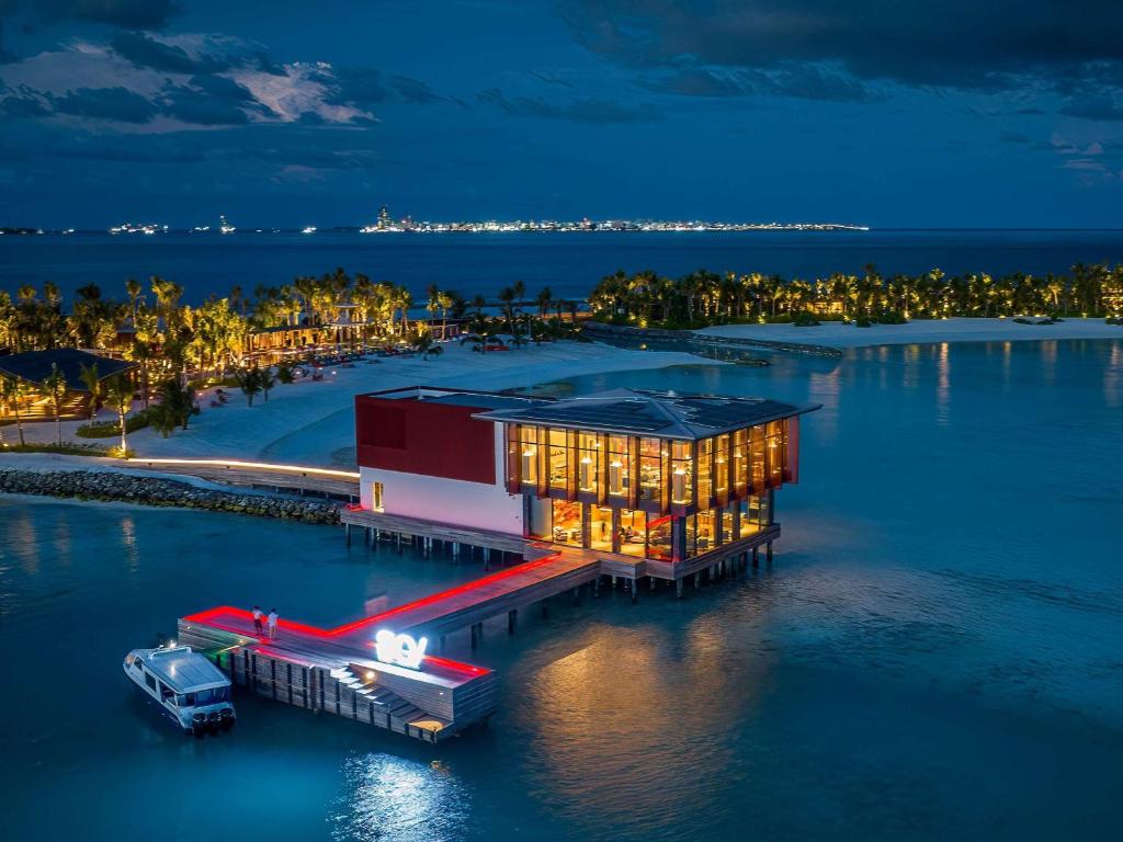SO Maldives - sobre a água, noturno no resort de luxo nas Ilhas Maldivas