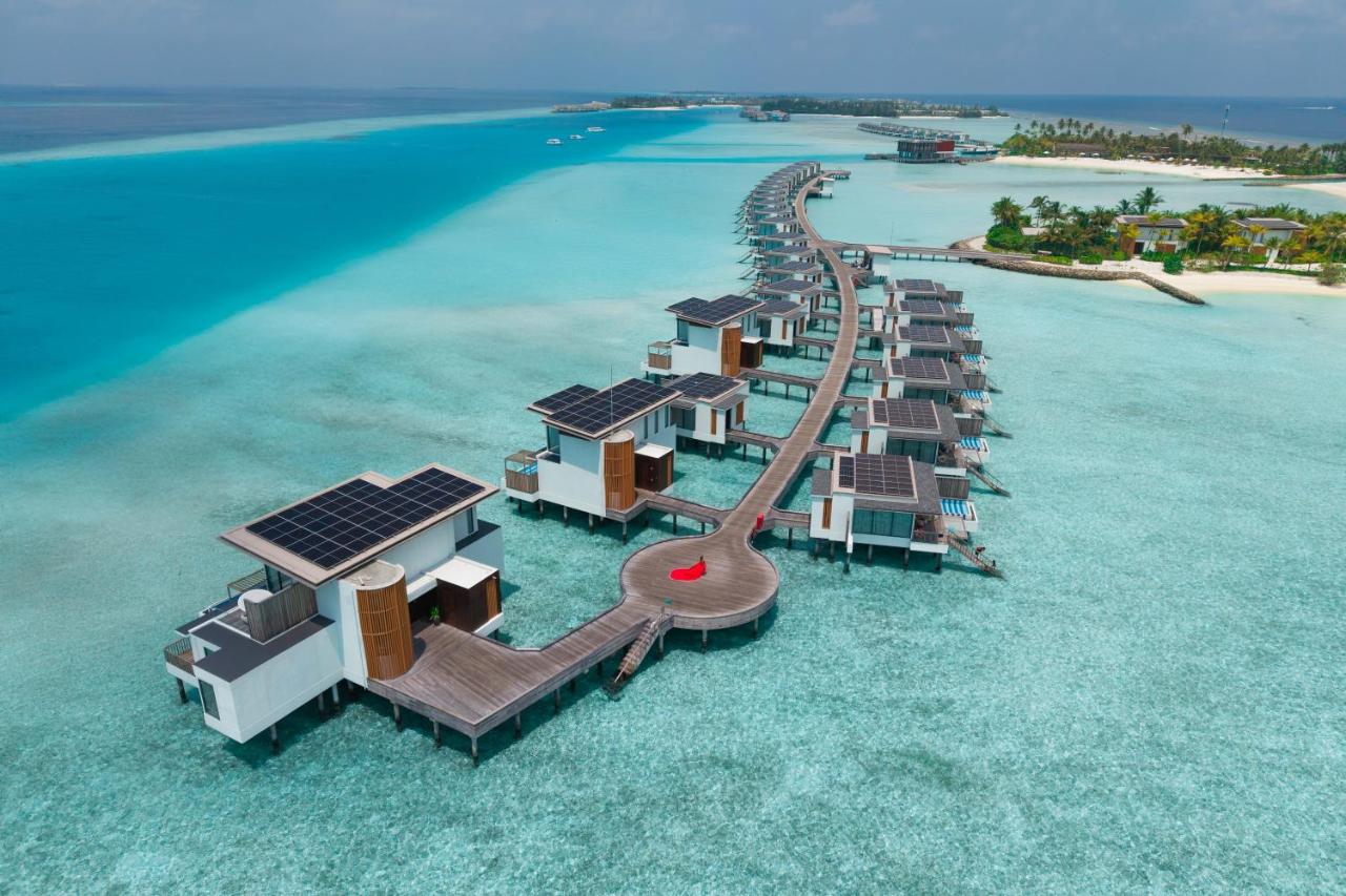SO Maldives - villas sobre a água, águas turquesa no resort de luxo nas Ilhas Maldivas