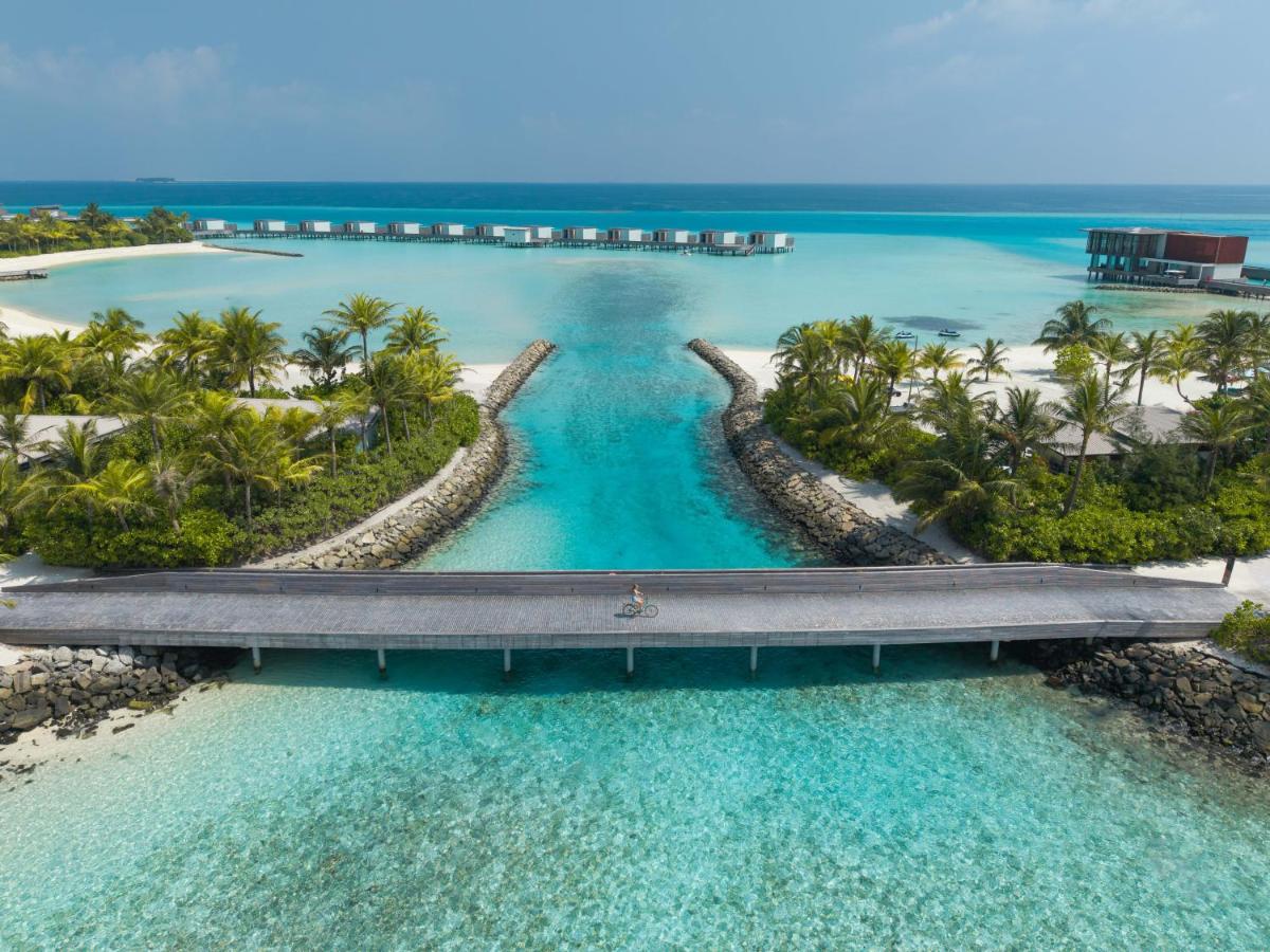 SO Maldives - villas sobre a água, águas turquesas no resort de luxo nas Ilhas Maldivas