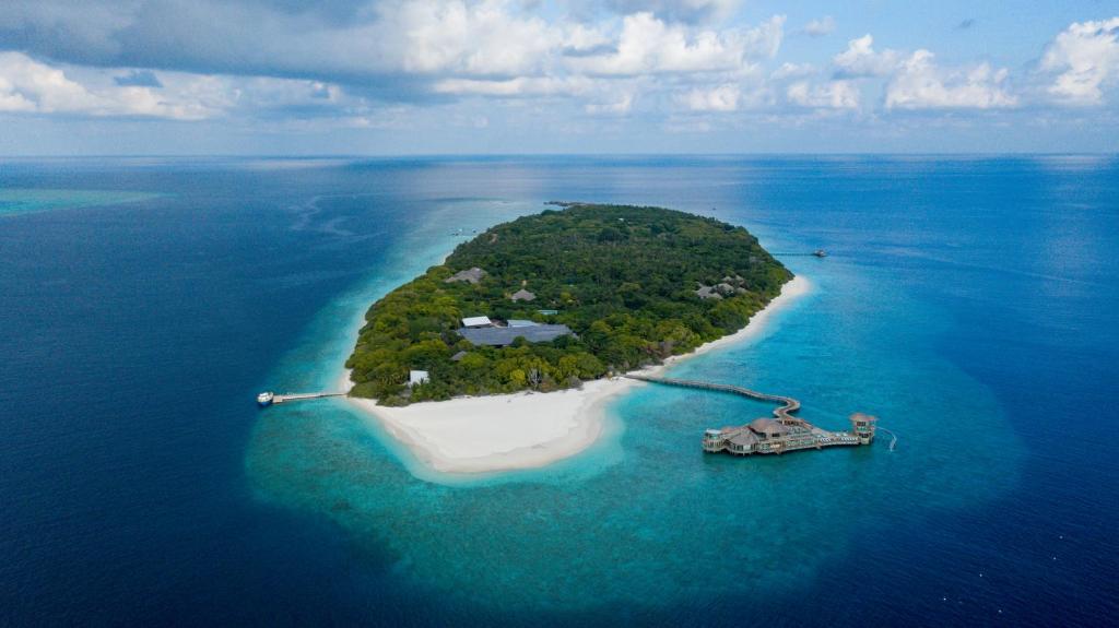 Soneva Fushi - ilha tropical, vilas sobre a água no resort de luxo nas Ilhas Maldivas