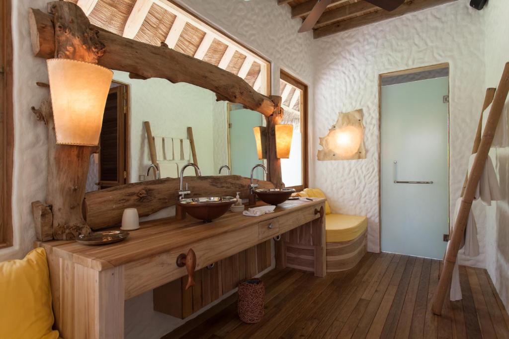 Soneva Fushi - materiais naturais, bancada de madeira no resort de luxo nas Ilhas Maldivas