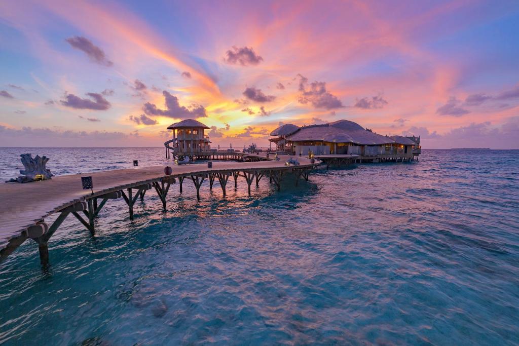 Soneva Fushi - pôr do sol, Maldivas no resort de luxo nas Ilhas Maldivas