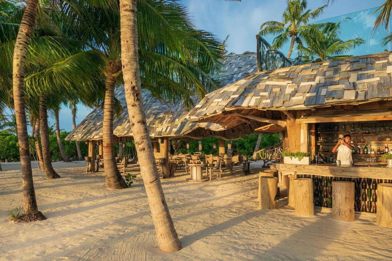 Soneva Jani - bar na praia, telhado de palha no resort de luxo nas Ilhas Maldivas