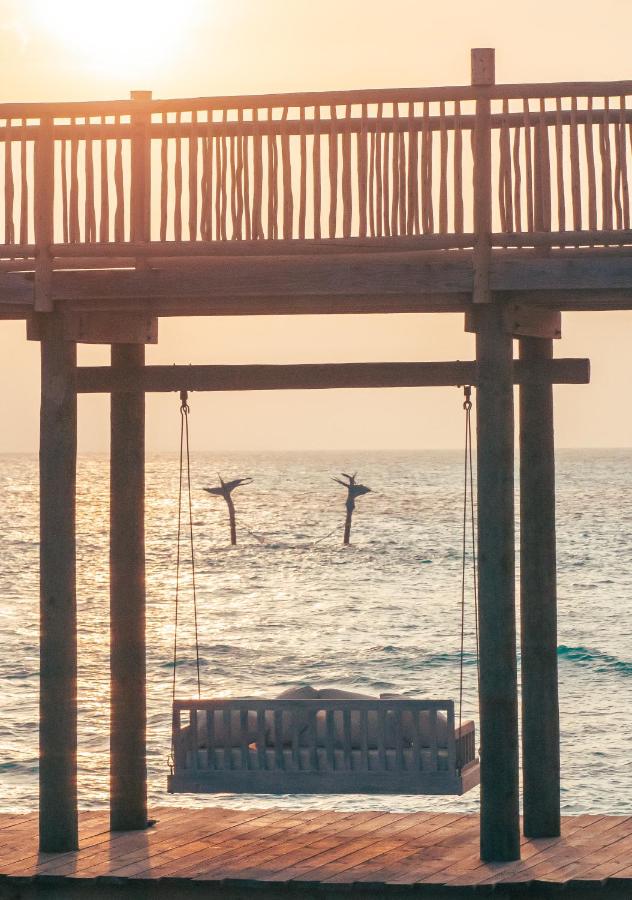 Soneva Jani - pôr do sol, balanço no resort de luxo nas Ilhas Maldivas