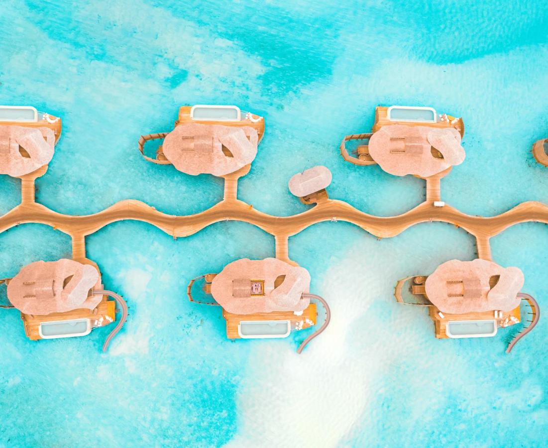 Soneva Jani - villas sobre a água, lagoa turquesa no resort de luxo nas Ilhas Maldivas