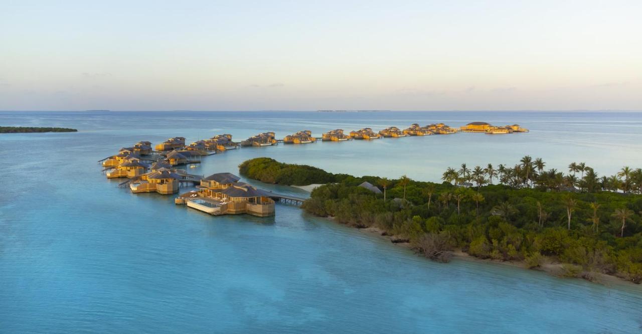 Soneva Jani - villas sobre a água, águas turquesa no resort de luxo nas Ilhas Maldivas