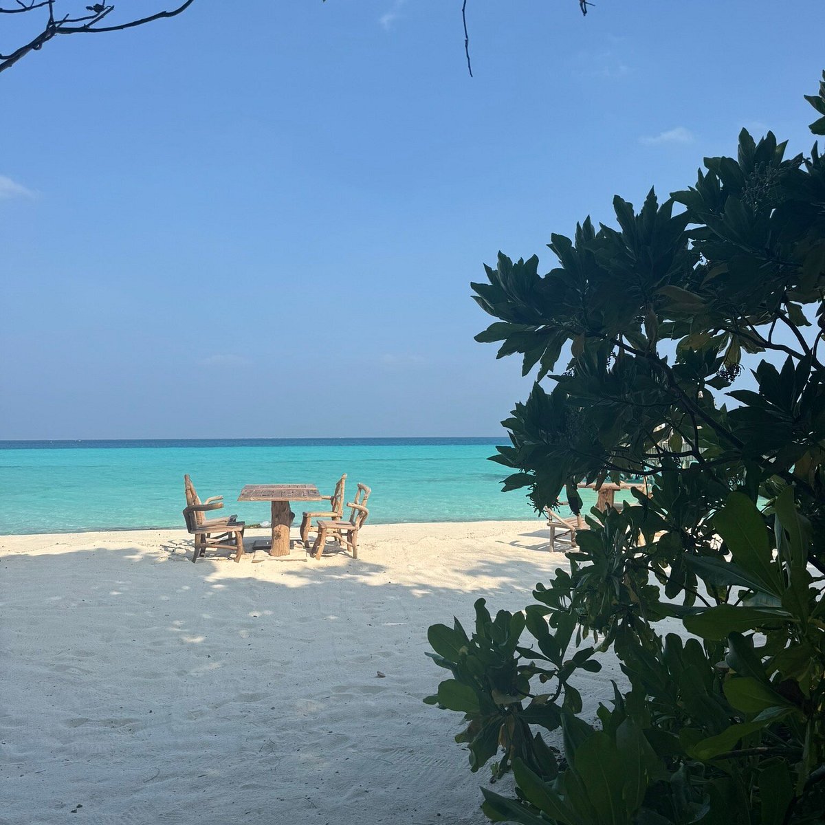 Soneva Secret - água turquesa, faixa de areia no resort de luxo nas Ilhas Maldivas