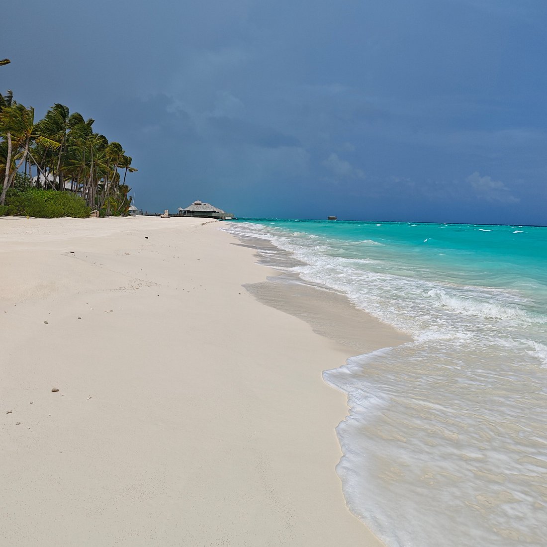 Soneva Secret - areia branca, água turquesa no resort de luxo nas Ilhas Maldivas