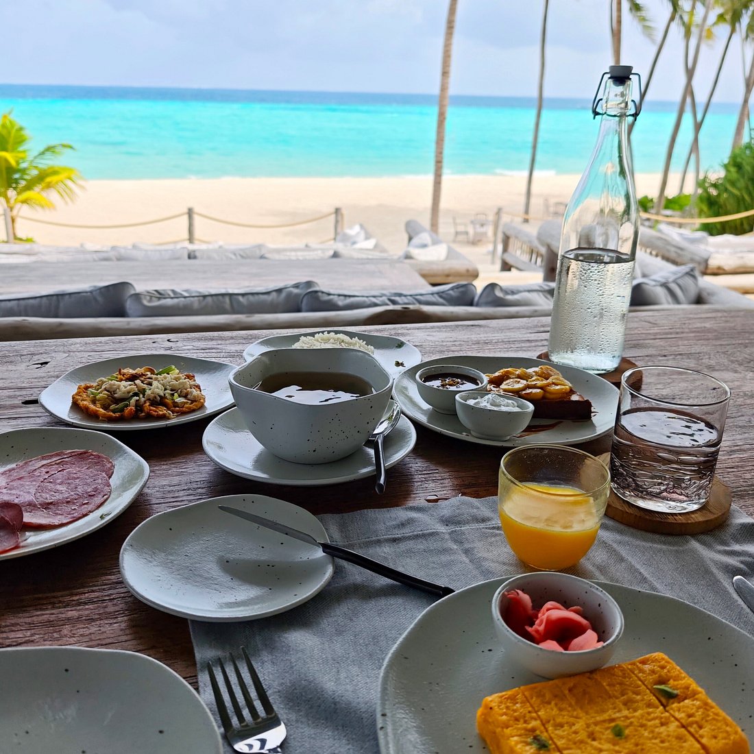Soneva Secret - café da manhã, vista para o mar no resort de luxo nas Ilhas Maldivas