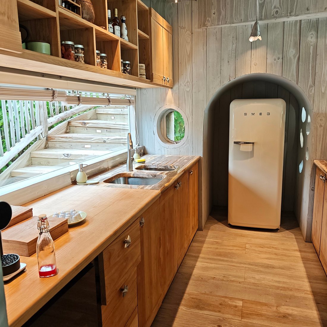 Soneva Secret - cozinha, armários de madeira no resort de luxo nas Ilhas Maldivas