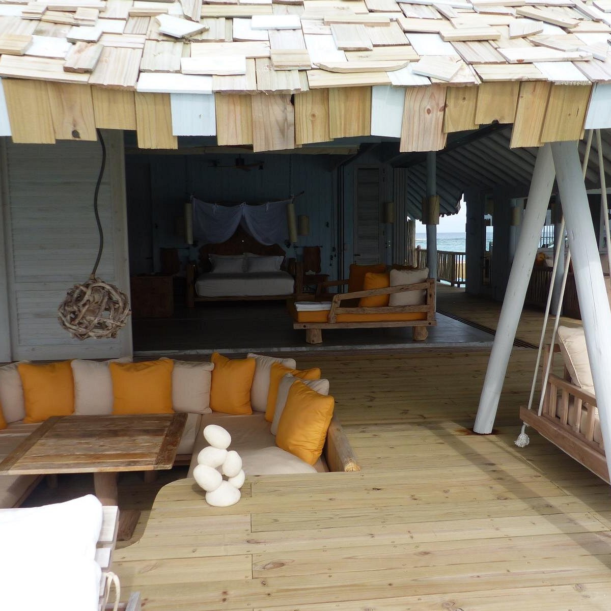 Soneva Secret - lounge ao ar livre, deck de madeira no resort de luxo nas Ilhas Maldivas