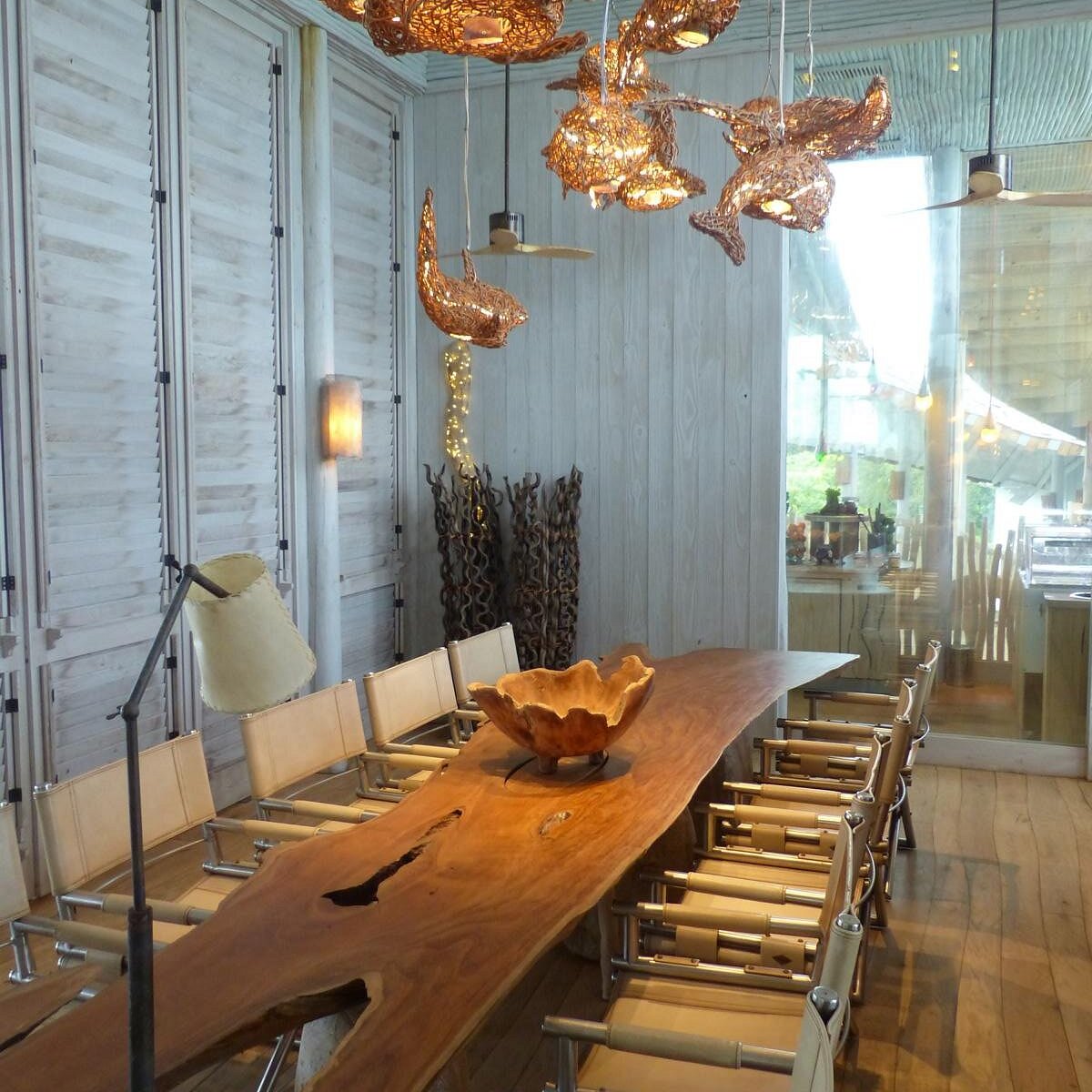 Soneva Secret - mesa de madeira moderna, iluminação artística no resort de luxo nas Ilhas Maldivas