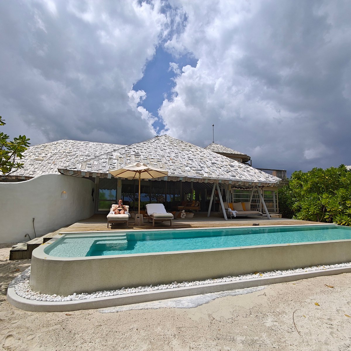 Soneva Secret - piscina privativa, telhado de palha no resort de luxo nas Ilhas Maldivas