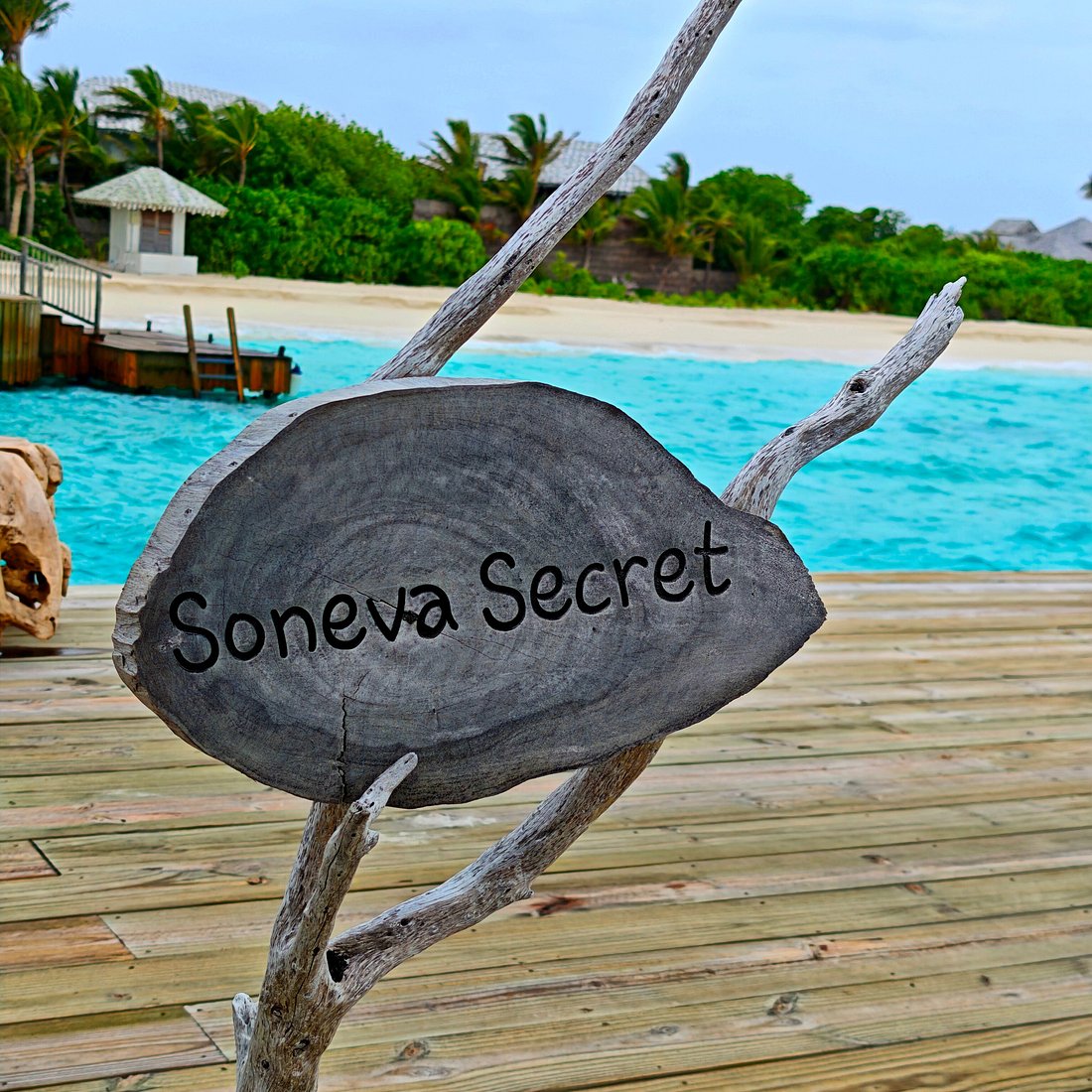 Soneva Secret - placa de madeira, Soneva Secret no resort de luxo nas Ilhas Maldivas